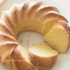 Dolce ciambellone spolverato di zucchero a velo. Se preparato con ricotta, attenzione: nella ricotta c'è il lattosio.