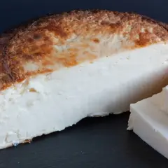 Ricotta salata stagionata, con crosta dorata e interno bianco. Perfetta per chi cerca un sapore intenso, ma vuole conoscere le ricotta salata calorie.