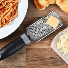 Spaghetti al pomodoro con Parmigiano Reggiano grattugiato, un classico del **consorzio Parmigiano Reggiano**.