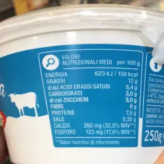Etichetta nutrizionale per ricotta: 12g di grassi per 100g. Contiene 250g.