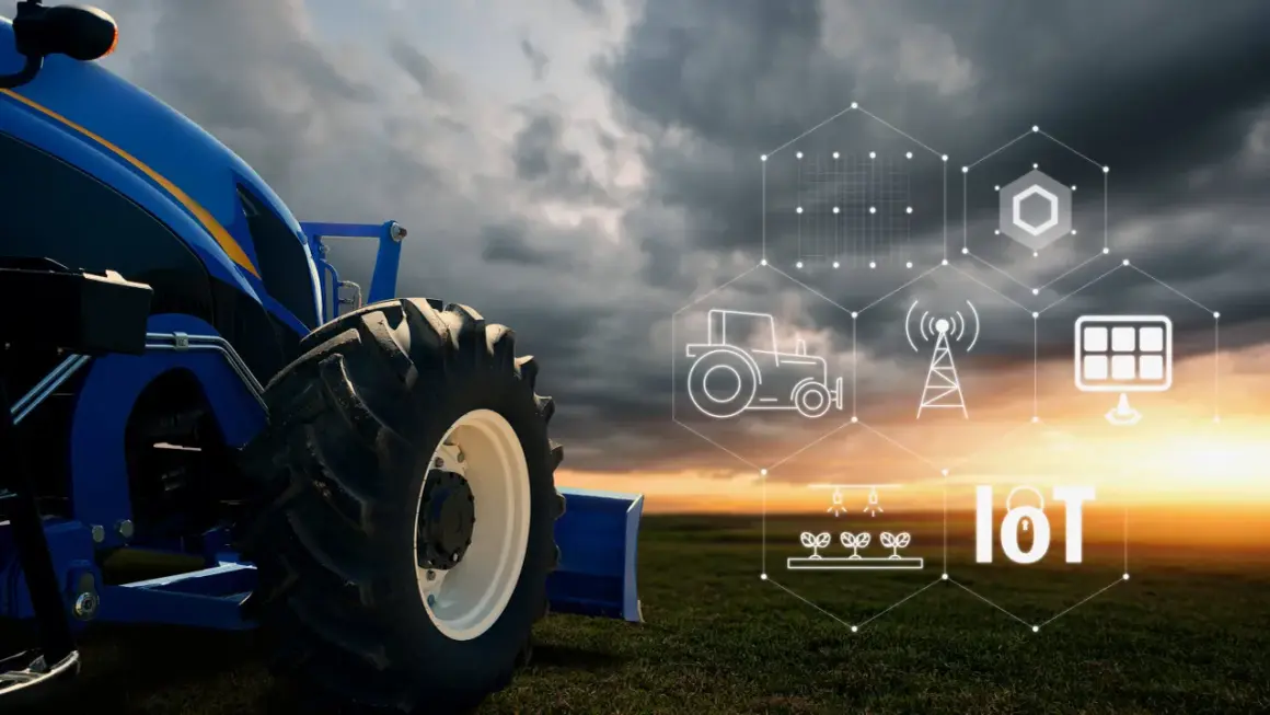 Trattore blu in un campo al tramonto, con icone che rappresentano l'agricoltura 4.0 esempi: IoT, pannelli solari, irrigazione e rete.